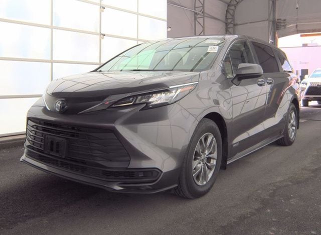 2021 Toyota Sienna LE 8-Passenger Hybrid AWD's photo
