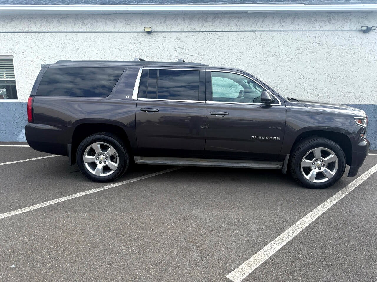 2015 Chevrolet Suburban 1500 LT photo 2