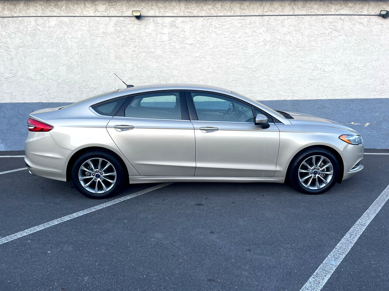 2017 Ford Fusion SE photo 2