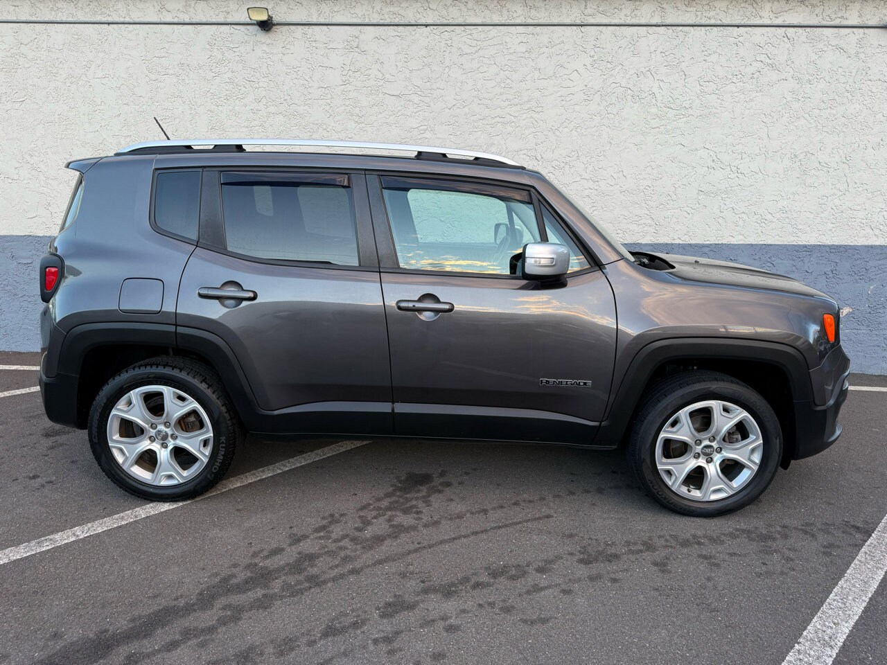 2016 Jeep Renegade Limited photo 2