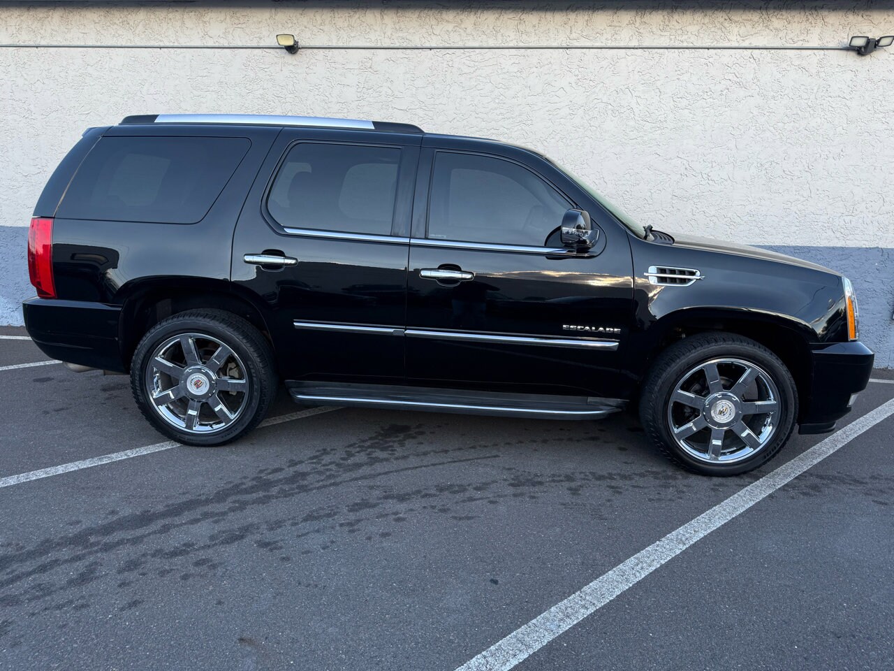 2013 Cadillac Escalade Luxury photo 2