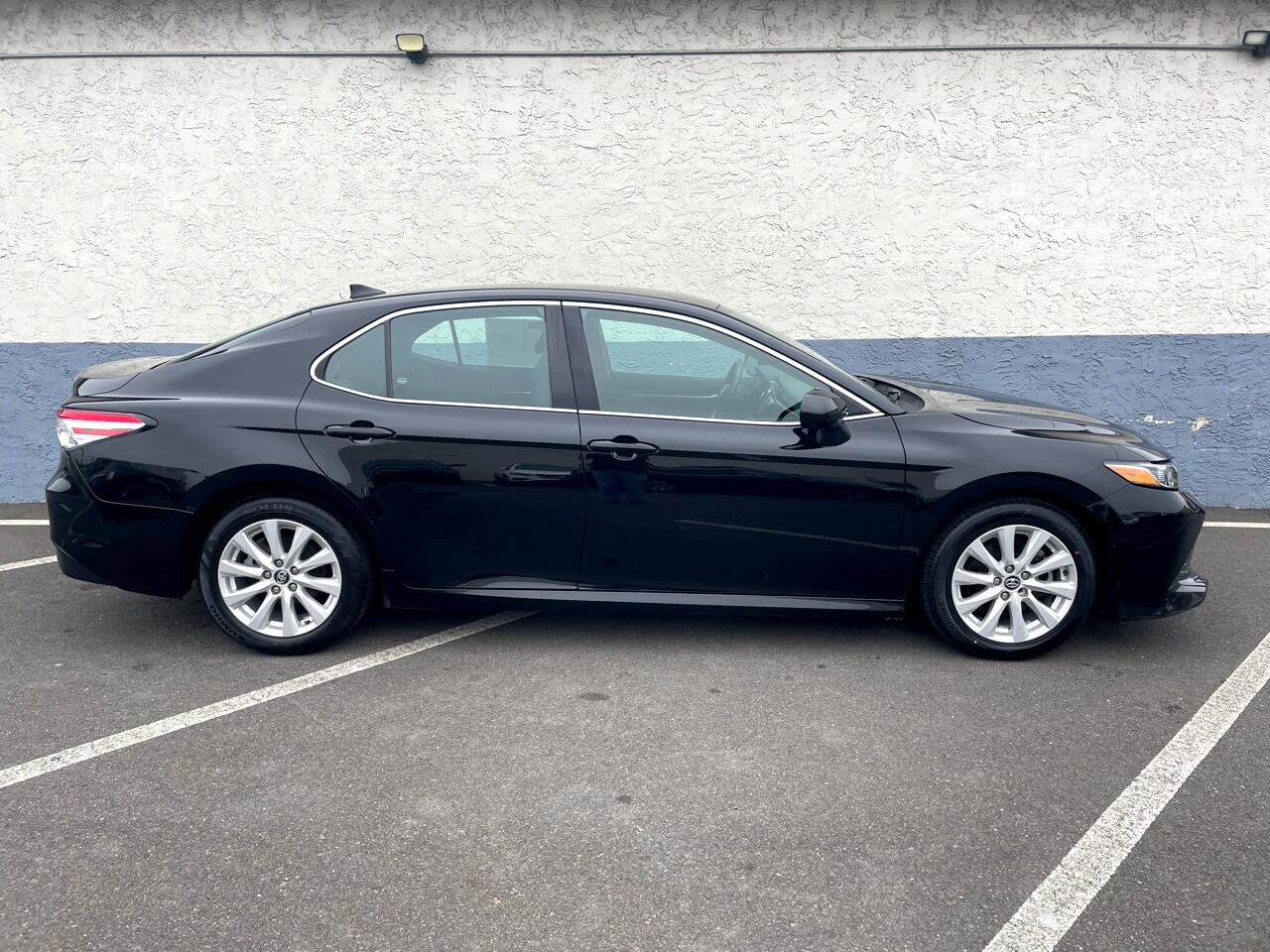 2020 Toyota Camry LE photo 2