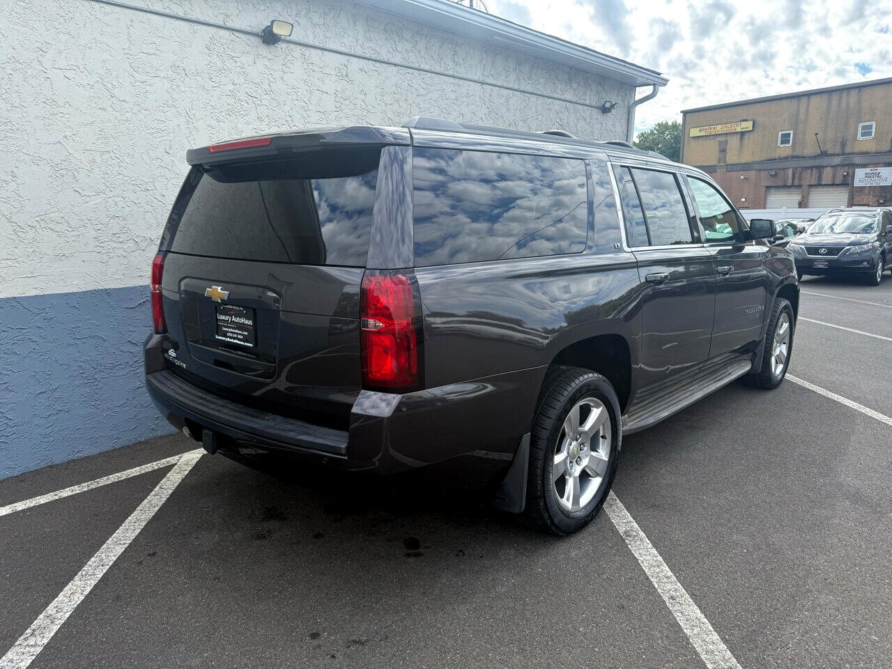 2015 Chevrolet Suburban 1500 LT photo 3