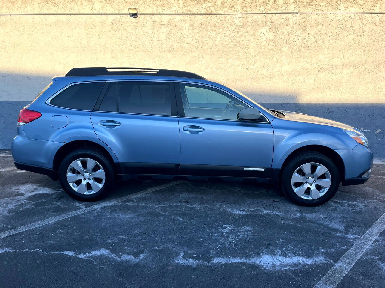 2011 Subaru Outback 2.5i Premium photo 2
