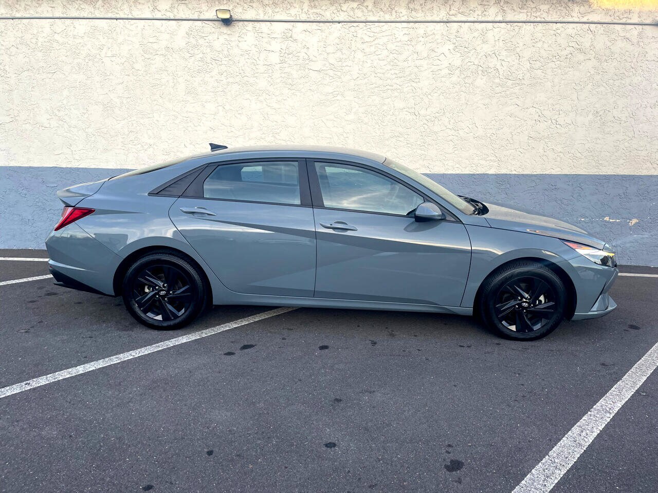 2022 Hyundai Elantra Hybrid Blue photo 2