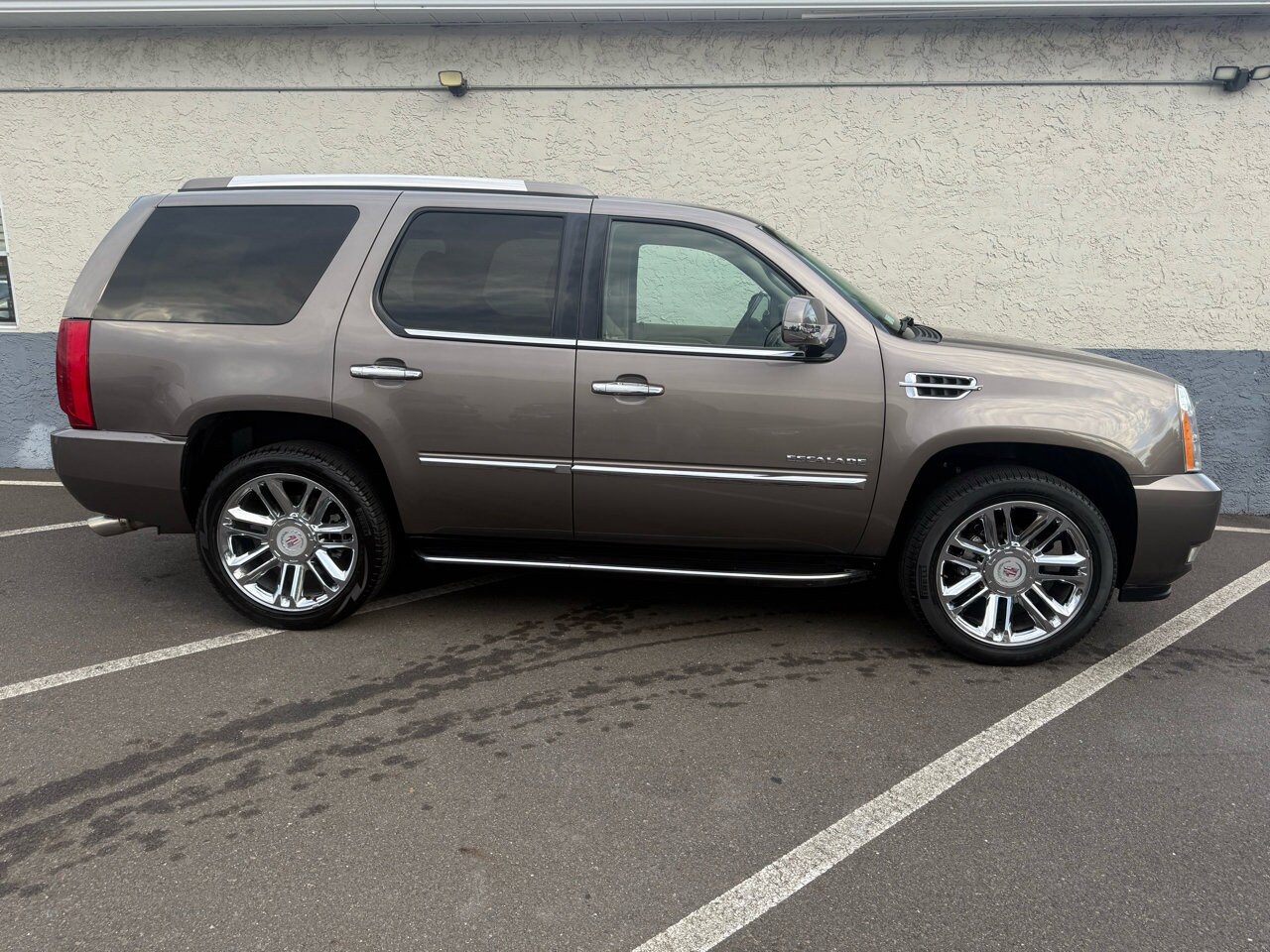 2013 Cadillac Escalade Luxury photo 2
