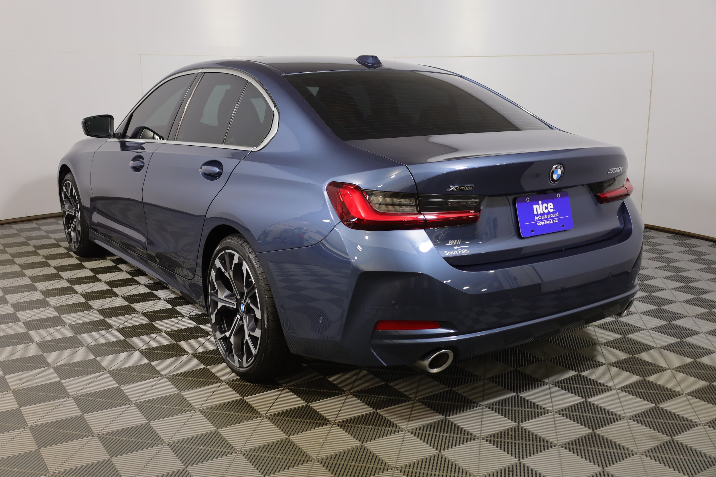 2025 BMW 3 Series 330i - Photo 6