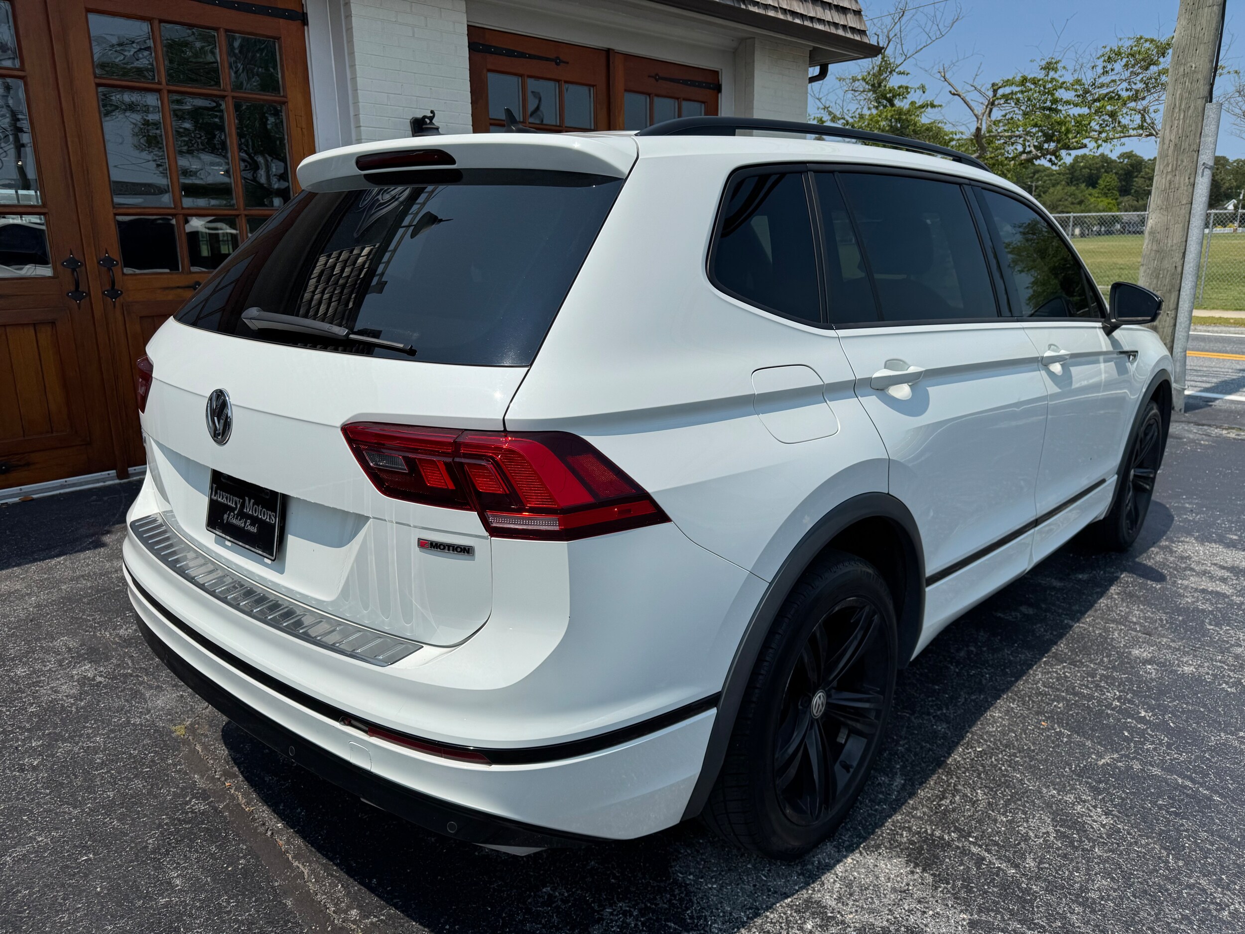 2019 Volkswagen Tiguan SEL photo 3