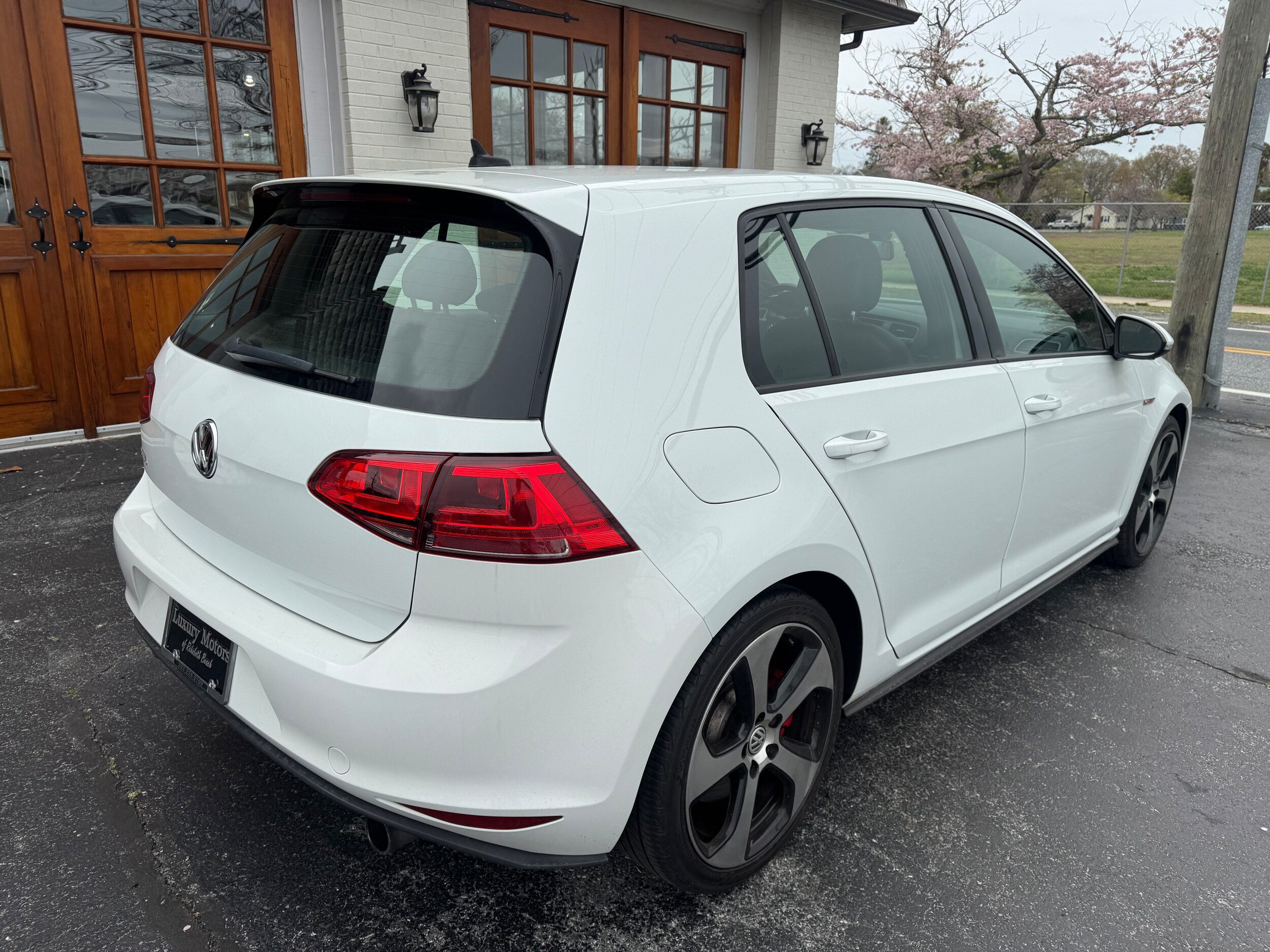 2017 Volkswagen Golf GTI SE photo 3