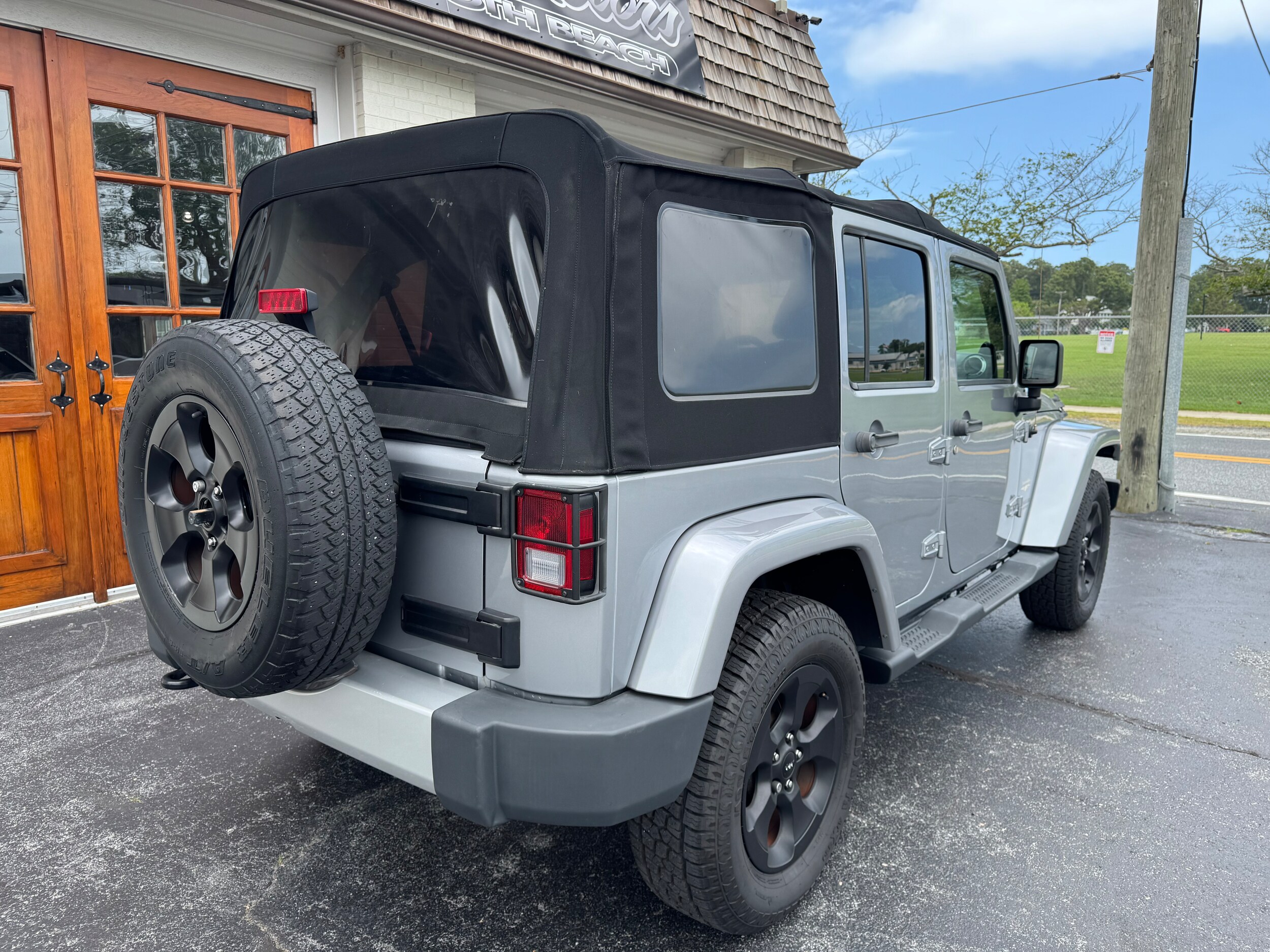 2014 Jeep Wrangler Unlimited Sahara photo 3