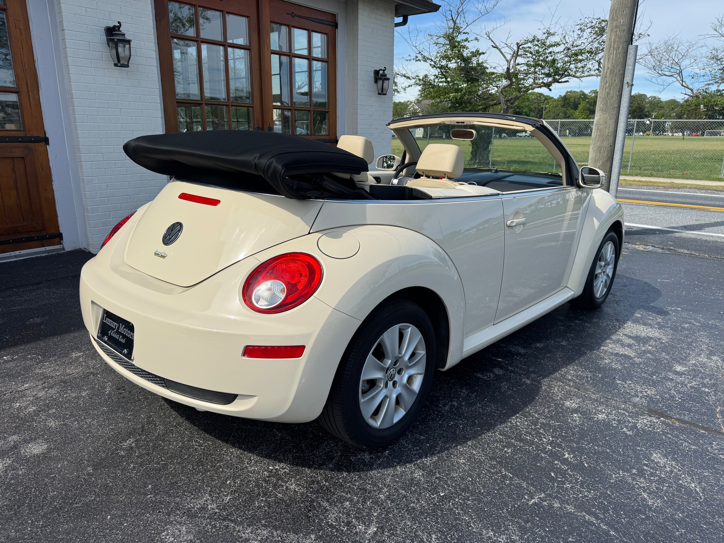 2009 Volkswagen Beetle 2.5L Convertible photo 3