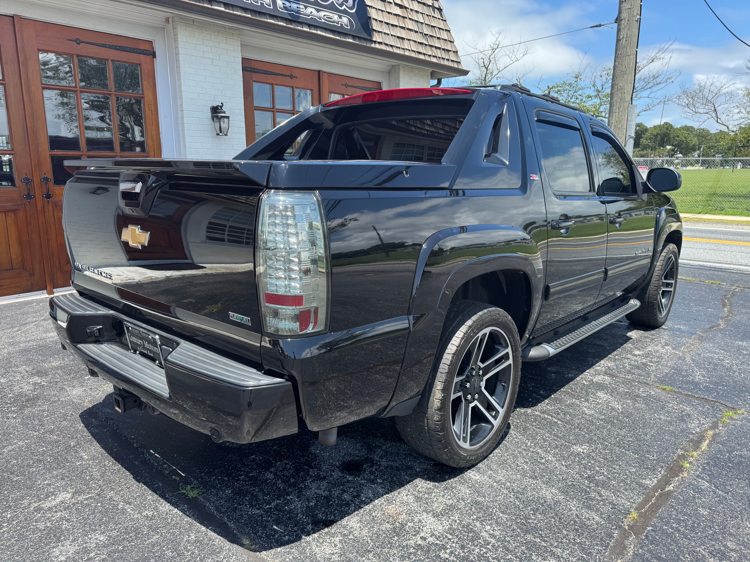 2011 Chevrolet Avalanche LT photo 3