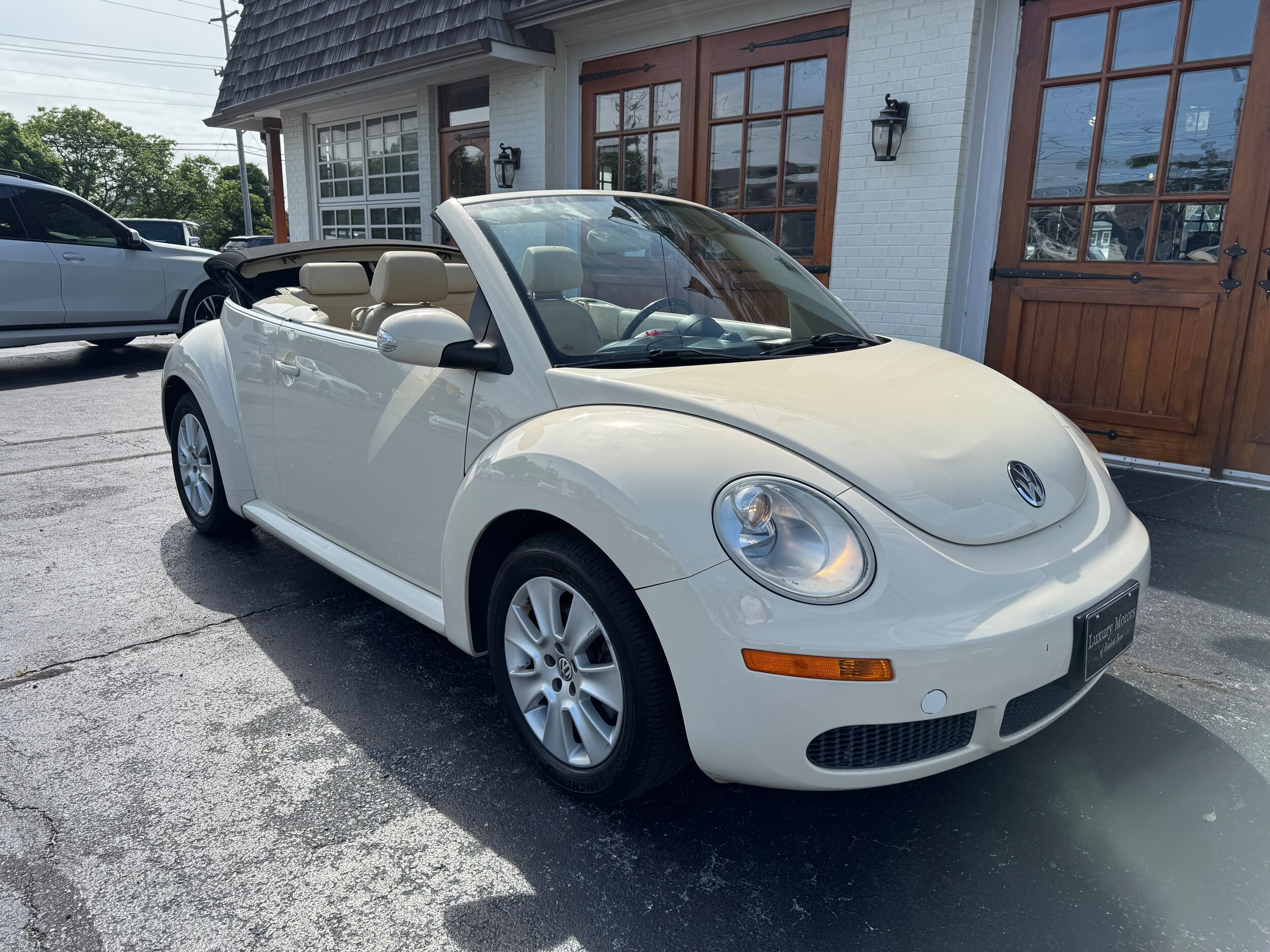 2009 Volkswagen Beetle 2.5L Convertible photo 2