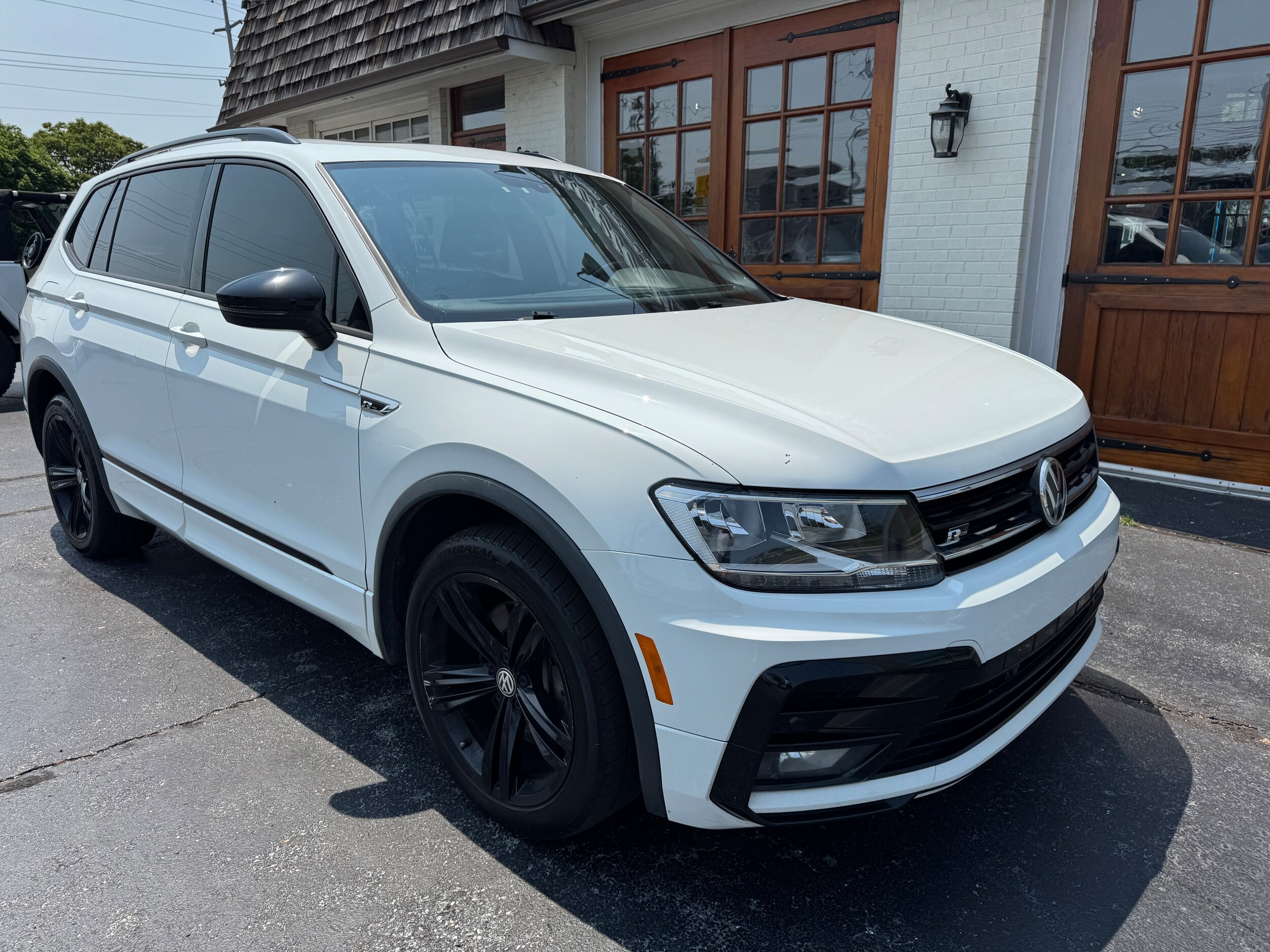 2019 Volkswagen Tiguan SEL photo 2