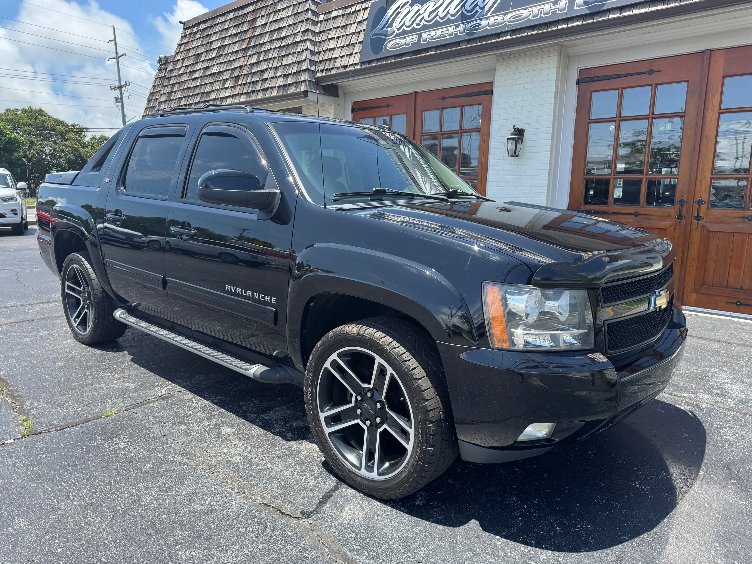 2011 Chevrolet Avalanche LT photo 2