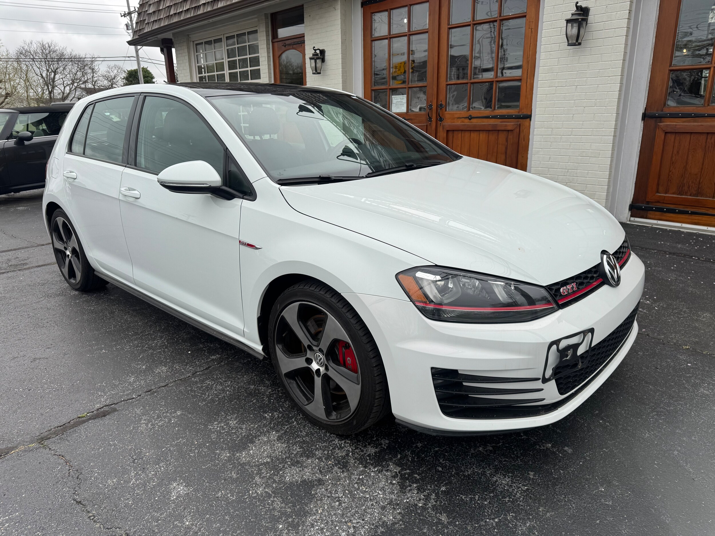 2017 Volkswagen Golf GTI SE photo 2