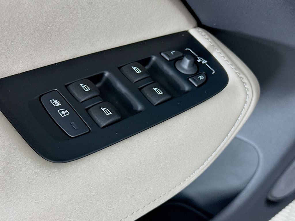 2026 Volvo XC60 Plus - Photo 17