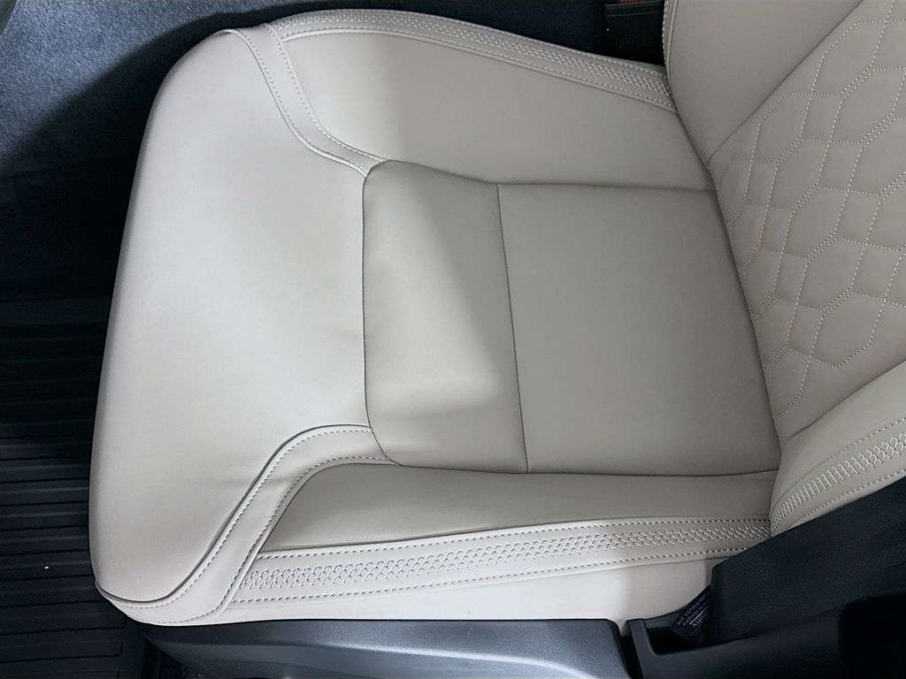 2026 Volvo XC60 Plus - Photo 18