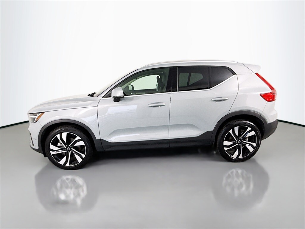 2025 Volvo XC40 Plus photo 2