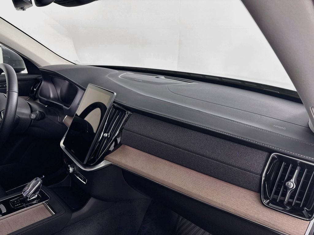 2026 Volvo XC90 Plus - Photo 32