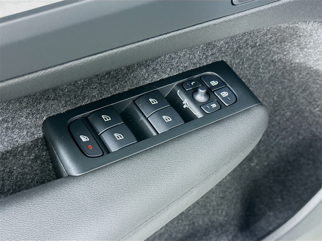 2026 Volvo XC40 Plus - Photo 16