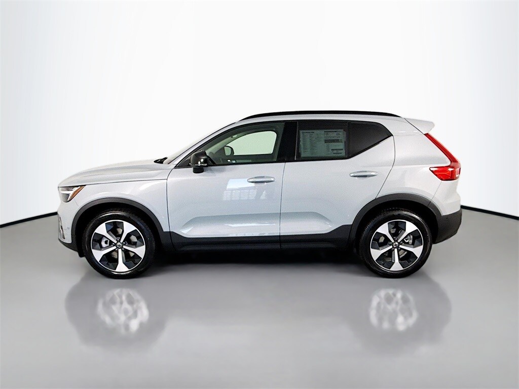2026 Volvo XC40 Plus photo 2