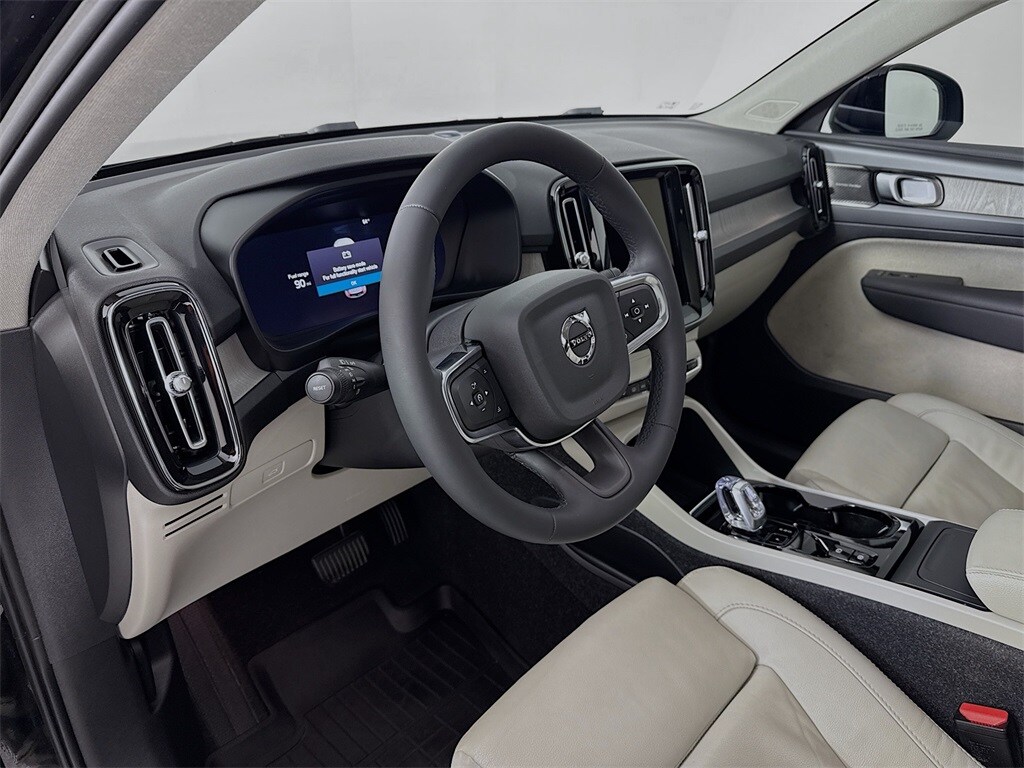 2023 Volvo XC40 Ultimate photo 2