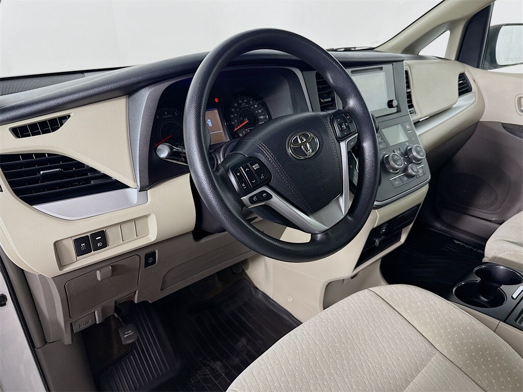 Used 2017 Toyota Sienna LE Minivan/Van