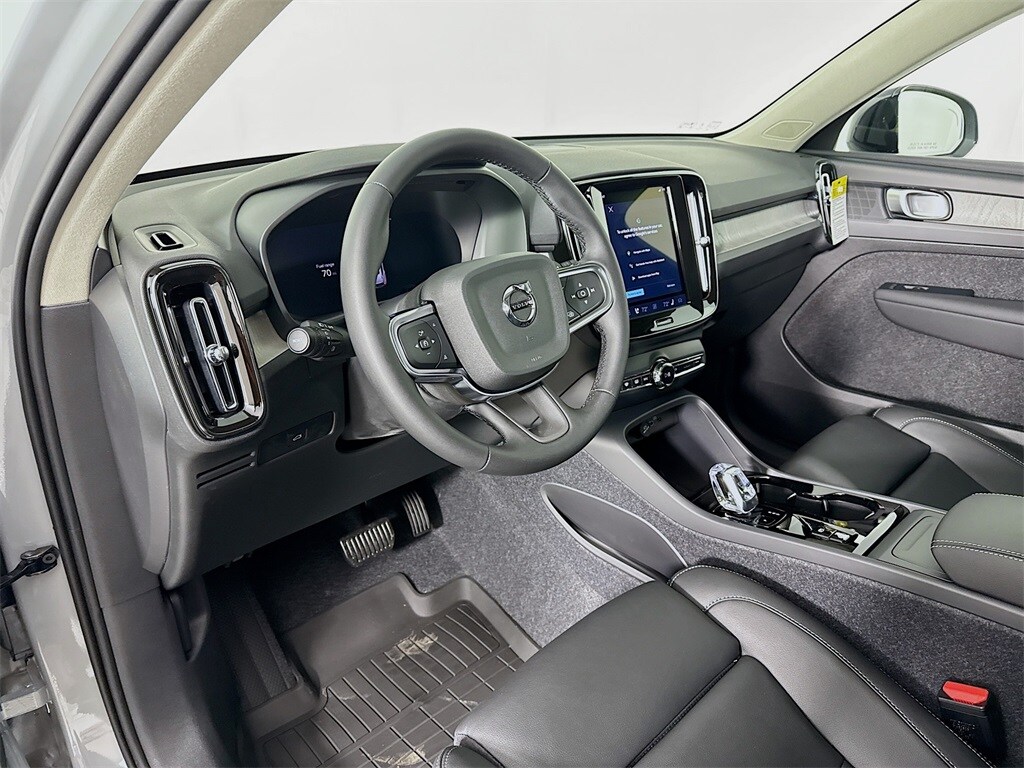 2026 Volvo XC40 Plus photo 3