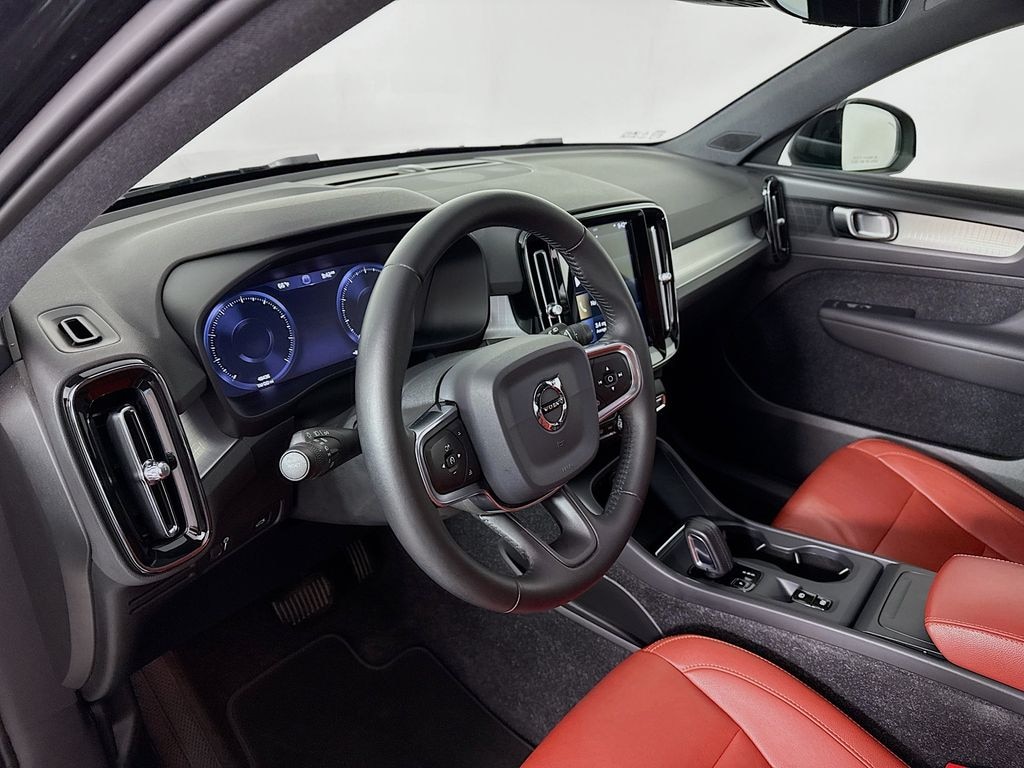Used 2020 Volvo XC40 Momentum SUV
