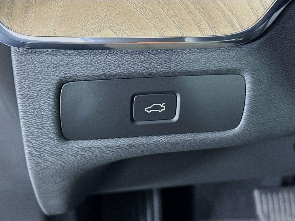 2026 Volvo XC60 Plus - Photo 11