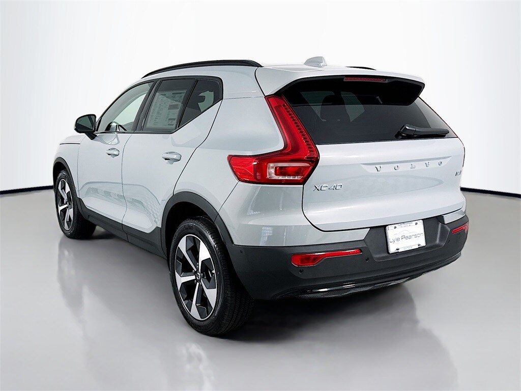 2026 Volvo XC40 Plus photo 3