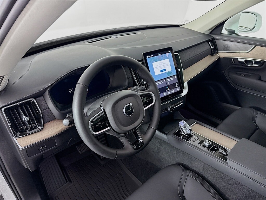 2025 Volvo XC90 Core photo 4