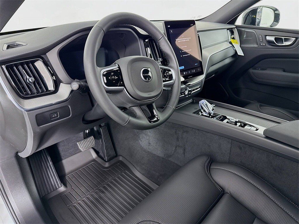 2026 Volvo XC60 B5 Black Edition photo 4