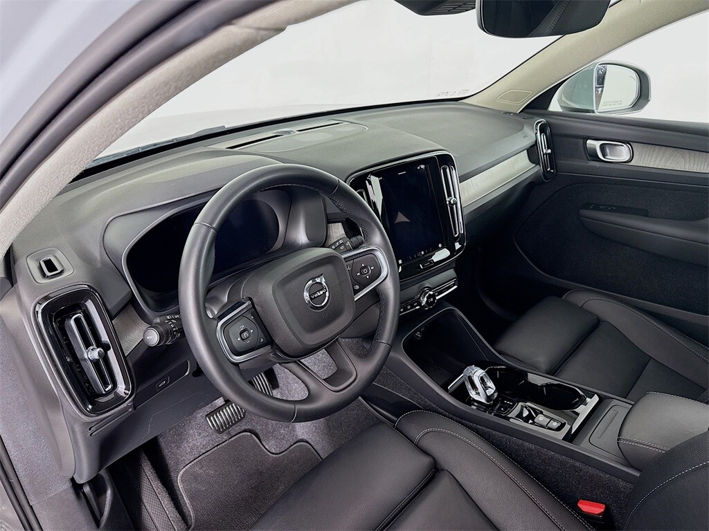 2025 Volvo XC40 Plus photo 4