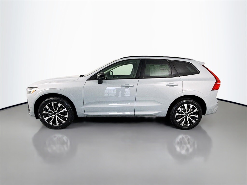 2025 Volvo XC60 B5 Core photo 2