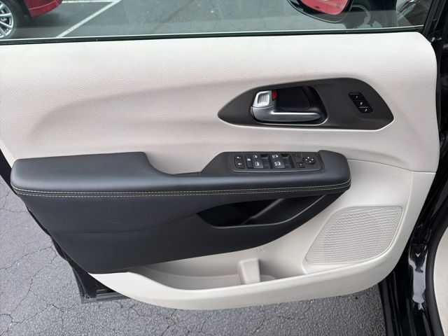 2024 Chrysler Pacifica Touring L - Photo 12