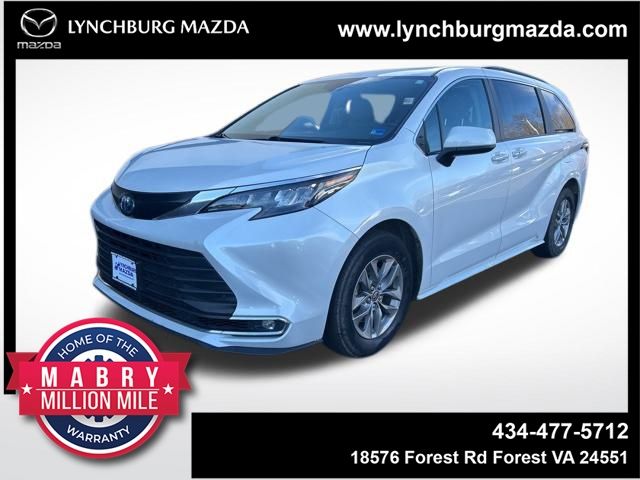 2024 Toyota Sienna XLE's photo