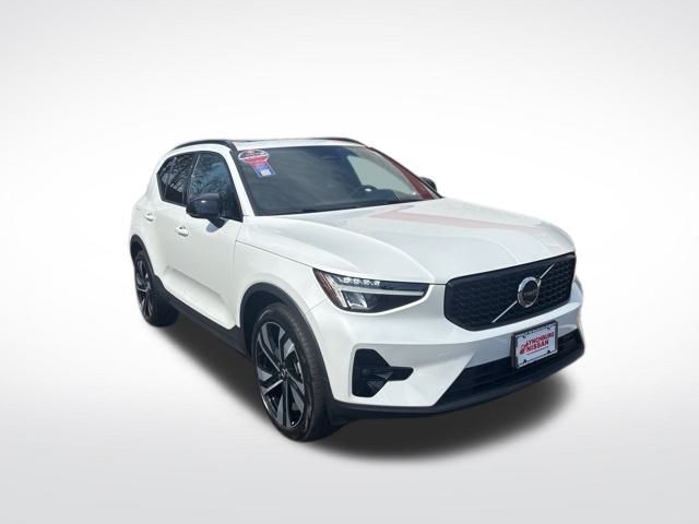 2023 Volvo XC40 Plus photo 2