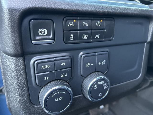 2025 Chevrolet Suburban LT - Photo 13