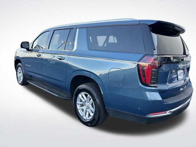 2025 Chevrolet Suburban LT - Photo 4