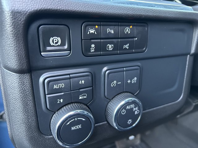 2025 Chevrolet Suburban LT - Photo 13