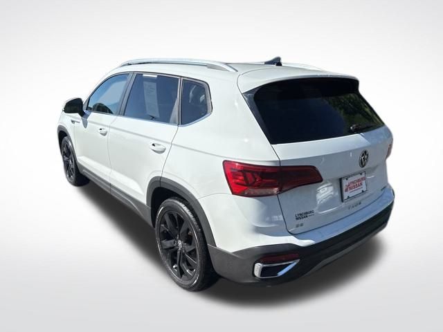 2022 Volkswagen Taos SE photo 2
