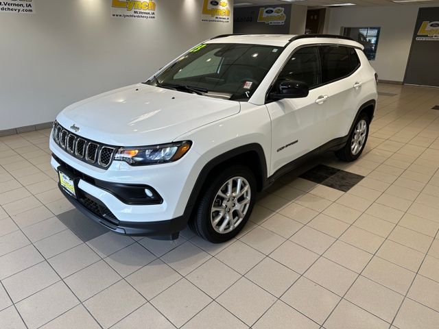 2023 Jeep Compass Latitude Lux photo 2
