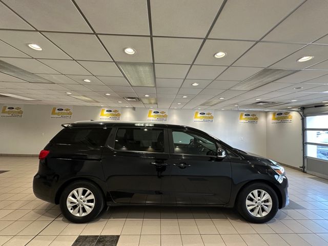 2017 Kia Sedona LX photo 3