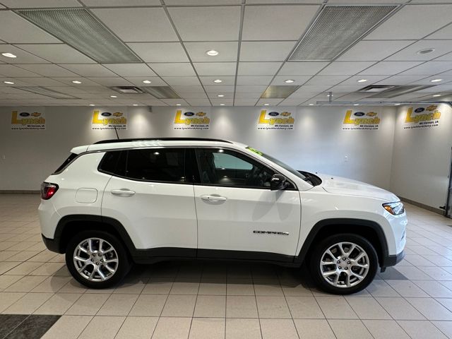 2023 Jeep Compass Latitude Lux photo 3