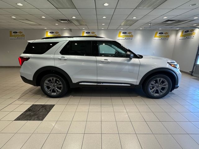 2025 Ford Explorer photo 2