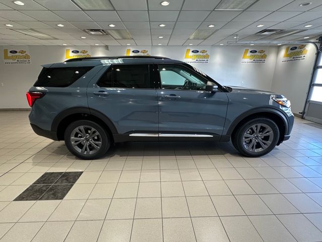 2025 Ford Explorer photo 3
