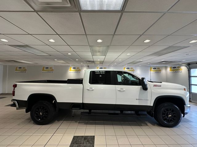 2022 Chevrolet Silverado LT photo 2