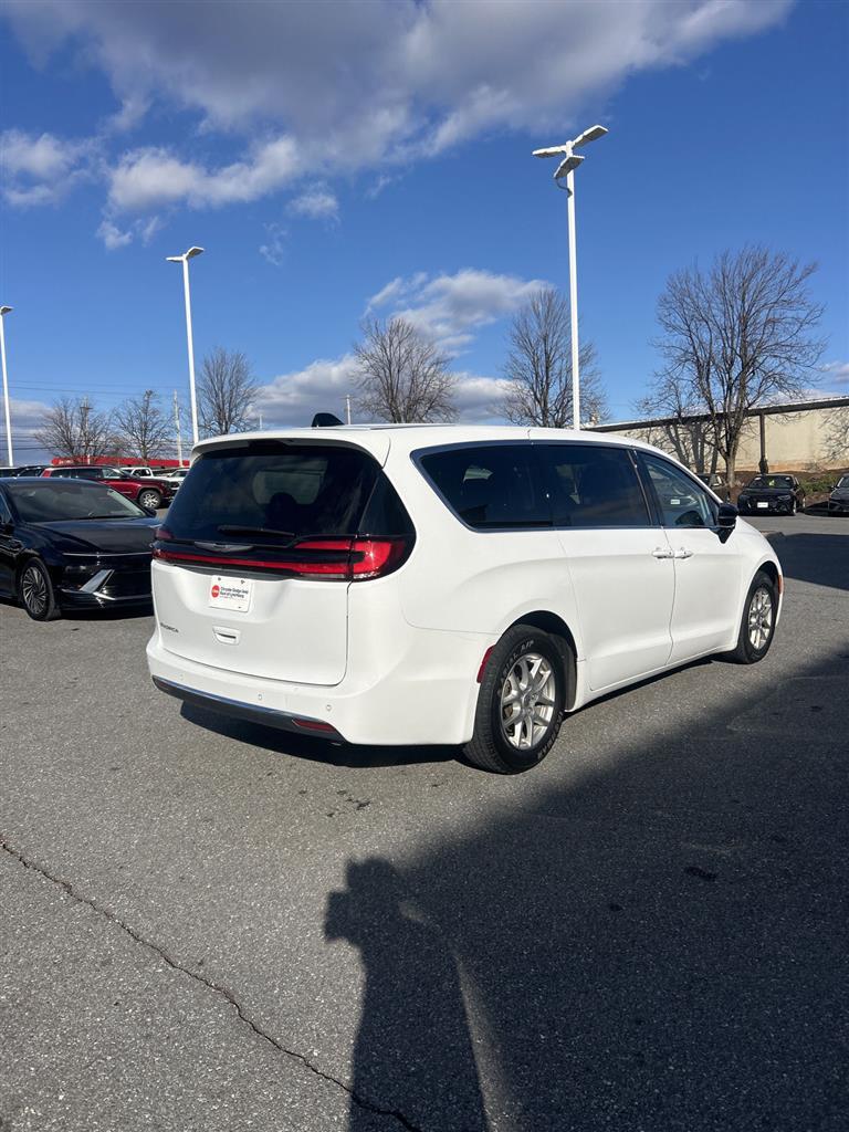 2024 Chrysler Pacifica Touring L photo 4